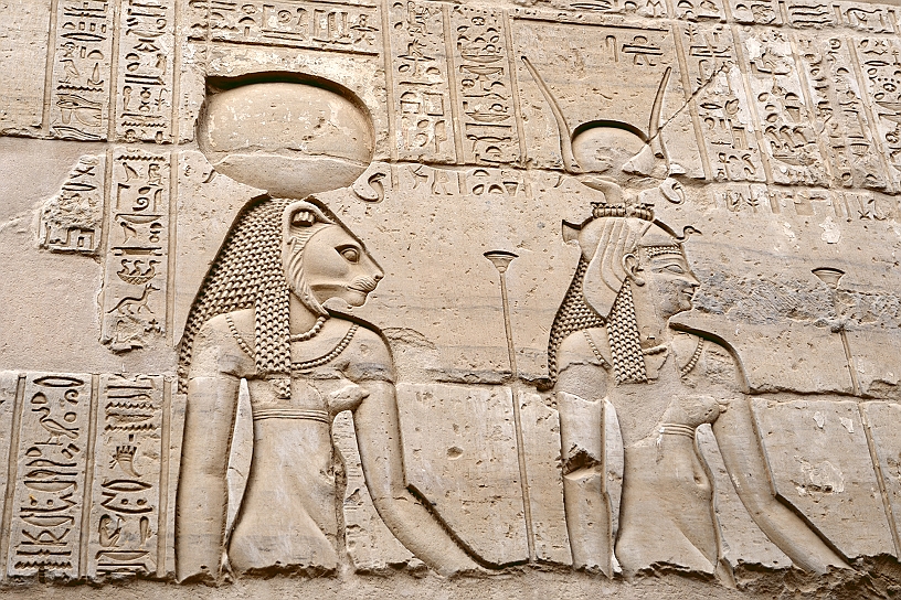 67 MAK_6395.jpg - La dea della guerra, ma anche della guarigione Sekhmet con la testa di leonessa sormontata dal disco solare e cobra e Hathor la dea dell'amore, della gioia e della maternità col copricapo caratteristico formato dal disco solare racchiuso tra corna bovine e l’immancabile cobra.

